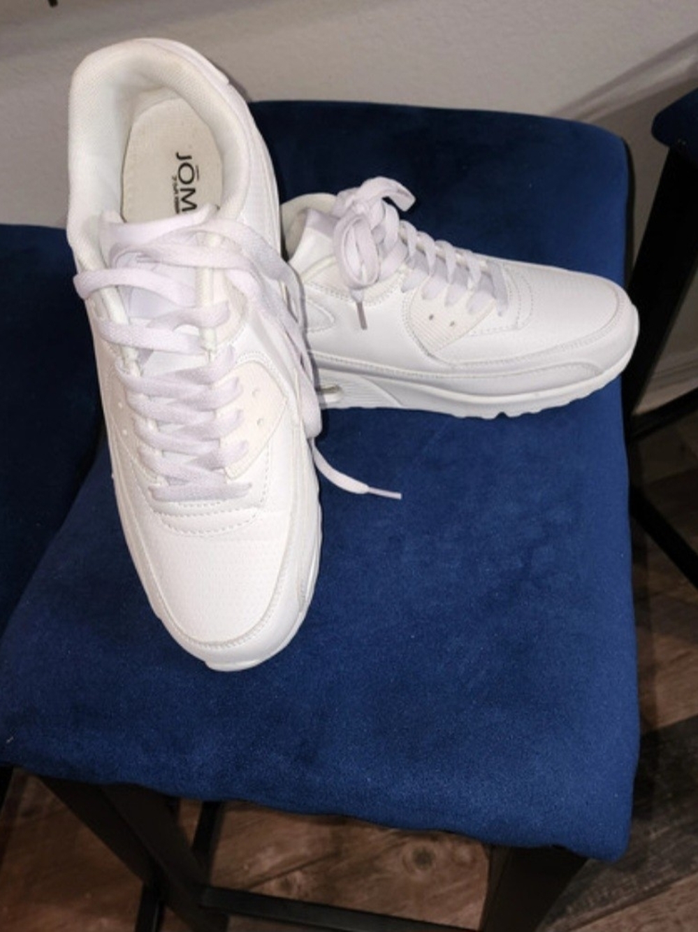 White Low-Top Sneaker — Minimal Lace-Up Style Great Condition